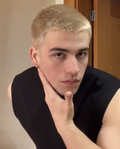 Miguel Fersou Buzz Cut, Boy Aesthetic, Buzz Cut, Hairstyles Haircuts, Hair Inspo, Pretty People, Affirmations, Hair Cuts, Take That