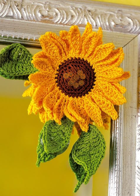 Giant Sunflower Decoration - Free Crochet Pattern Through The Internet Archive - Click On "Download Your Free Crochet Pattern" For PDF File - (coatscrafts) Diy Fleur, Projek Menjahit, Confection Au Crochet, Crochet Supplies, Vogue Knitting, Crochet Sunflower, Knitted Flowers, Sunflower Pattern, Crochet Motifs