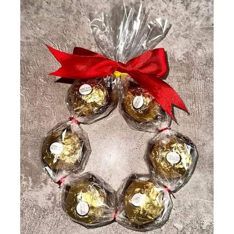 Chocolate Wreath Christmas, Chocolate Wreath Diy, Chocolate Christmas Wreath, Ferraro Rocher Wreaths, Ferrero Rocher Christmas Wreath, Christmas Chocolate Gift Ideas, Christmas Mini Gifts, Ferrero Rocher Wreath, Chocolate Present Ideas