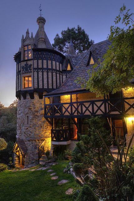 Dusk at Thorngrove Manor in Adelaide, Australia <---- I wanna go there! Great tower! Castle Home, Storybook Homes, Tudor House, Castle House, Old Style, Beautiful Architecture, Beautiful Buildings, Home Fashion, Victorian Homes