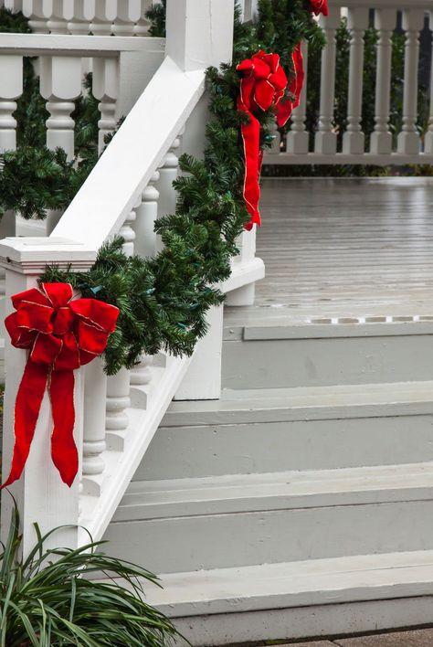 Front Porch Christmas Decorating Ideas, Christmas Cleaning Checklist, Christmas Cleaning, Traditional Holiday Decor, Christmas Decorating Ideas, Front Porch Christmas, Porch Railing, Christmas Front Porch, Christmas Porch Decor