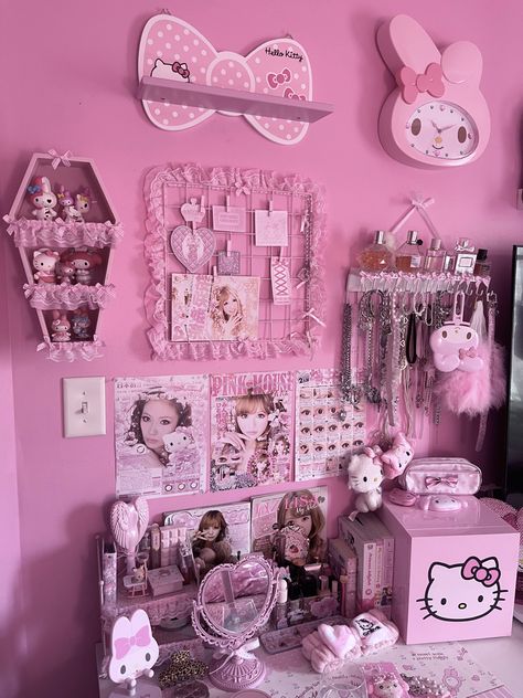 Dolly Room Decor, Cute Pink Room, Kawaii Room Ideas, Kitty Room, Hello Kitty Room Decor, Kawaii Bedroom, Hello Kitty Rooms, Charmmy Kitty, Room Aesthetics