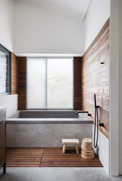 This Japanese inspired bathroom at a home in Orange features a timber slatted floor designed as washing space before bathing. Photography: Tom Ferguson Japanese Inspired Bathroom, Japanese Bathrooms, Timber Feature Wall, Japanese Bathroom Design, Japanese Style Bathroom, House Contemporary, Japanese Bathroom, Timber Slats, Japanese Interior Design