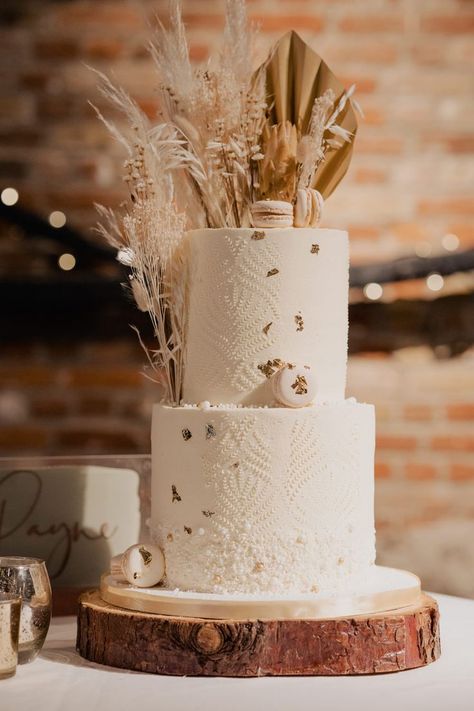 Beautiful Ivory Wedding Cake with Dried Grass and Flower Decor Ivory Wedding Cake, Fishtail Wedding Dress, Boho Cake, Boho Wedding Cake, Dream Wedding Cake, Classic Wedding Cake, Vevey, Grass Wedding, Wedding Cake Rustic