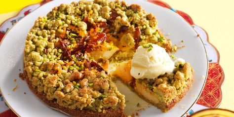 Pistachio Crumble with Apples and Dates Recipe - La Cucina Italiana Pastry Basket, Breakfast Coffee Cake, Plum Pie, Italian Recipes Dessert, Baked Peach, Cooked Apples, Apple Filling, Traditional Cakes, Homemade Italian