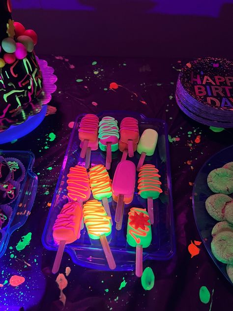 Glow Party - Neon Glow in the Dark Cakesicles DIY Recipe Glow Party Food, Glow Birthday Party Ideas, Neon Pool Parties, Neon Cakes, Glow In Dark Party, Neon Birthday Party, Glow In The Dark Party, Sweet Sixteen Birthday Party Ideas, Glow Birthday Party