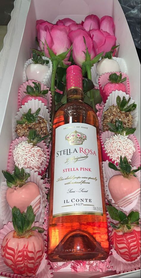 Strawberry And Wine Boxes, Wine Strawberries Chocolate Covered, Wine And Strawberry Gift Boxes, Alcohol Strawberries, Wine Gift Box Ideas, Chocolate Covered Desserts, Strawberry Box, Chocolate Covered Strawberries Bouquet, Strawberry Gifts