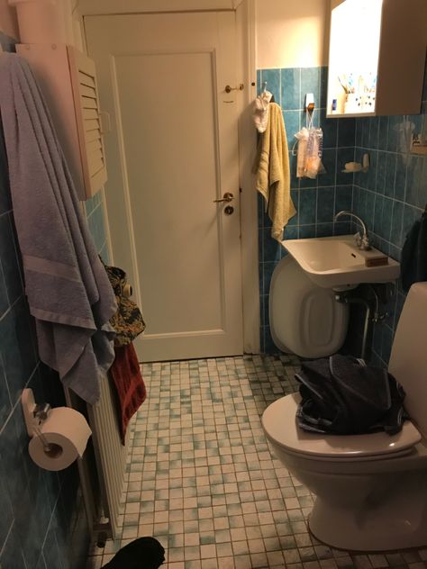 Poor House Interior Aesthetic, Nyc Apartment Aesthetic Bathroom, Rundown Apartment Aesthetic, Crappy Apartment Aesthetic, Poor Life Aesthetic, Poor House Aesthetic, Poor House Interior, Poor Apartment Aesthetic, 90s Home Aesthetic