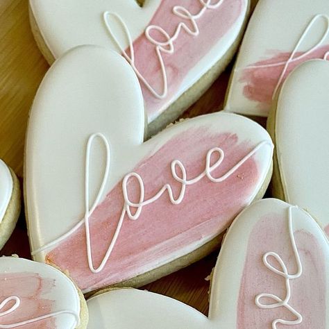 Customized Cookies, Circle Sugar Cookies Decorated, Simple Cookie Decorating Ideas, Sugar Cookie Designs Valentines Day, Royal Icing Cookies Designs Simple, Heart Shaped Royal Icing Cookies, Bow Tie Cookies Decorated, Cookie Decorating Wedding, Cookie Royal Icing