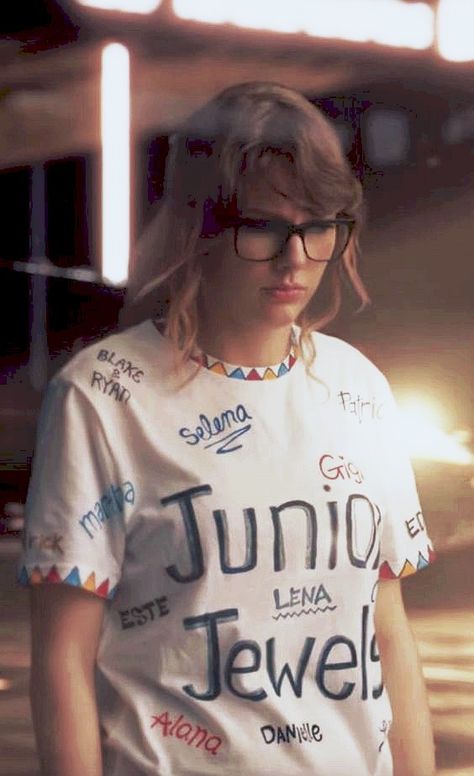 Taylor Swift - You Belong With Me (Official Music Video) Taylor Swift Music Videos Outfits, Taylor Swift Halloween Costume, Taylor Swift Costume, Taylor Swift Music Videos, Taylor Outfits, Taylor Swift Party, Taylor Swift Shirts, Taylor Swift Birthday, Taylor Swift Tour Outfits