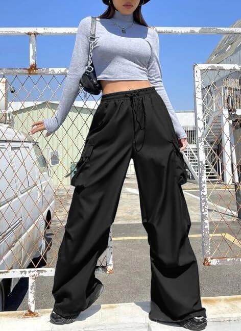 Normcore Aesthetic Outfit, Black Cargo Pants Outfit Women, Ruched Cargo Pants, Cargo Pant Outfit, Normcore Aesthetic, Women Cargo Pants Outfit, Cargo Pants Outfit Black, Black Cargo Pants Outfit, Streetwear Windbreaker