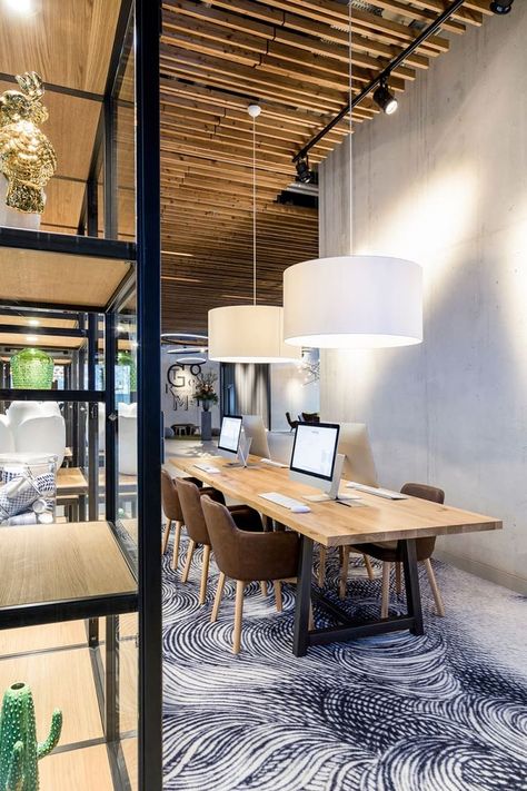 Mulderblauw architects · Novotel Amsterdam Schiphol Airport Home Office Industrial, Schiphol Airport, Inmobiliaria Ideas, Industrial Office Design, Office Decor Professional, Office Table Design, Corporate Office Design, Office Space Design, Corporate Interiors