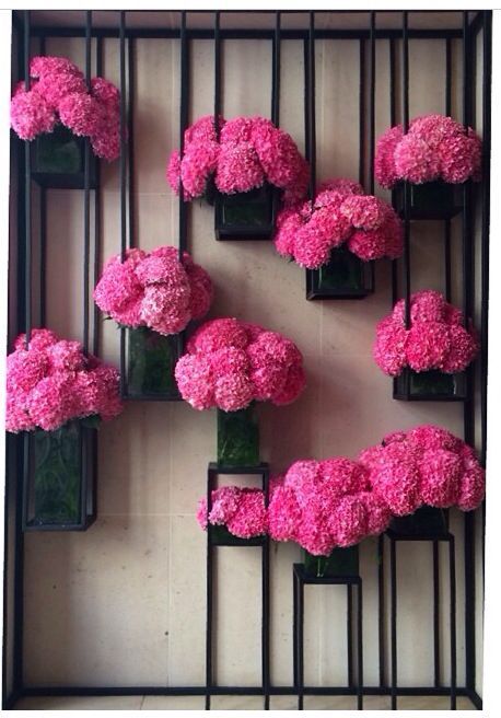 loving everything about this flower installation Trendy Flowers, Deco Floral, Display Design, Arte Floral, Ikebana, Love Flowers, Flower Shop, Flower Wall, Wedding Centerpieces