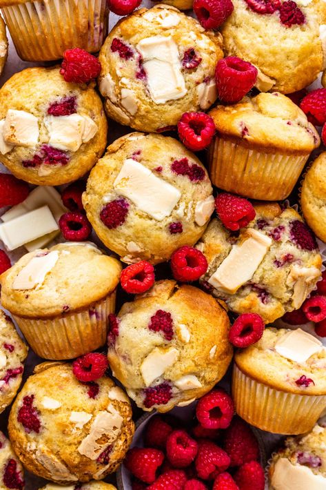 Raspberry and White Chocolate Muffins Baked White Chocolate Cheesecake, Pies And Tacos, Raspberry And White Chocolate Muffins, Raspberry And White Chocolate, White Chocolate Muffins, Chocolate Muffin Recipe, Raspberry Muffins, White Chocolate Raspberry, Chocolate Muffins