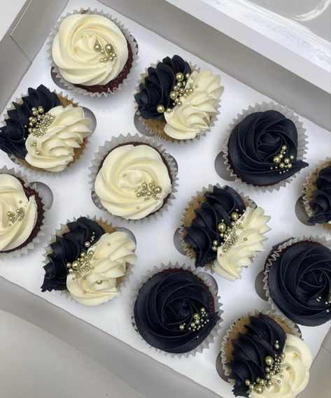 White Gold Black Cupcakes, Black White And Gold Cupcake Ideas, Black And Gold Theme Cupcakes, Great Gatsby Cupcake Ideas, Black And White Cupcakes Wedding, Roaring 20s Cupcakes, Great Gatsby Cupcakes, Black And Gold Cupcakes, Black And Gold Birthday Cake