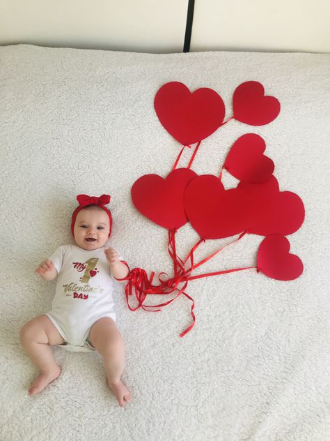 Baby Valentine Pictures, 100 Days Baby Photoshoot, Baby Boy Valentine Pictures, 1st Valentines Day Baby, Valentines Baby Photoshoot, Valentines Baby Photos, Photo Bb, Baby Milestones Pictures, Baby Art Projects