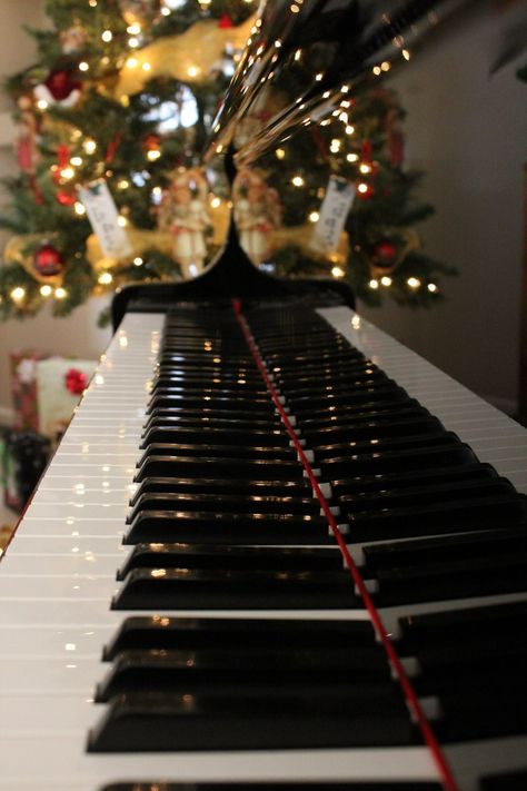 Winter Music Aesthetic, Christmas Music Wallpaper, Pianino Aesthetic, Aesthetic Piano Pictures, Christmas Music Aesthetic, Wooden Music Stand, Musical Wallpaper, Piano Decor, Christmas Piano