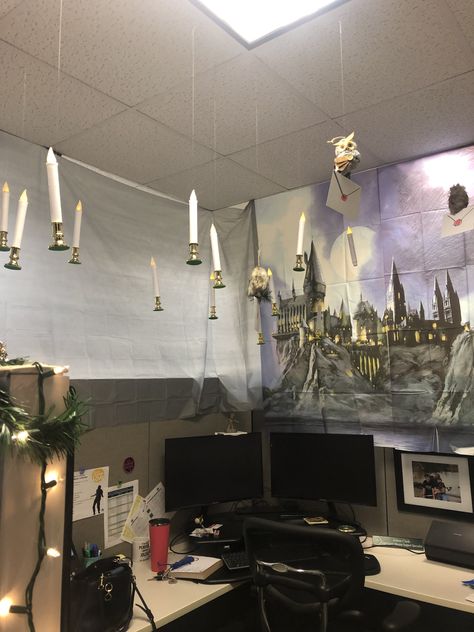 Harry Potter Cubicle, Harry Potter Cubicle Decorations, Halloween Cubicle Decor, Cubicle Halloween Decorations, Harry Potter Office, Halloween Cubicle, Work Cubicle Decor, Christmas Cubicle, Cubicle Ideas