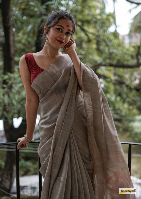 Saree For Saree Day, Sarees For Girls, Indian Sari Dress, Sari Dress, Indian Saree Blouses Designs, Simple Sarees, Indian Fashion Saree, Chique Outfits, Saree Photoshoot