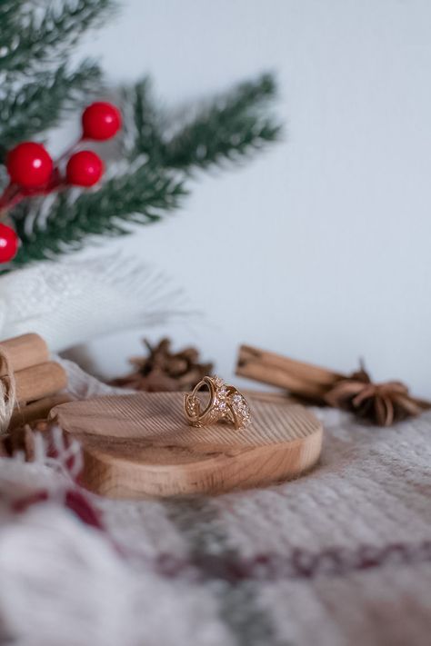 Christmas Campaign Jewellery, Christmas Photoshoot Jewelry, Christmas Earrings Aesthetic, Christmas Jewelry Photography Ideas, Christmas Jewelry Shoot, Jewelry Holiday Campaign, Christmas Product Photography Styling, Christmas Aesthetic Photography, Christmas Product Shoot Ideas