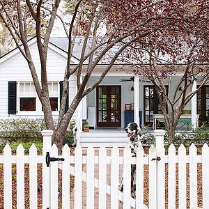 Picket Fence Ideas Yard Privacy, Budget Landscaping, Front Yards Curb Appeal, Front Fence, White Fence, Landscaping Tools, Backyard Privacy, Building A Fence, Front Yard Fence