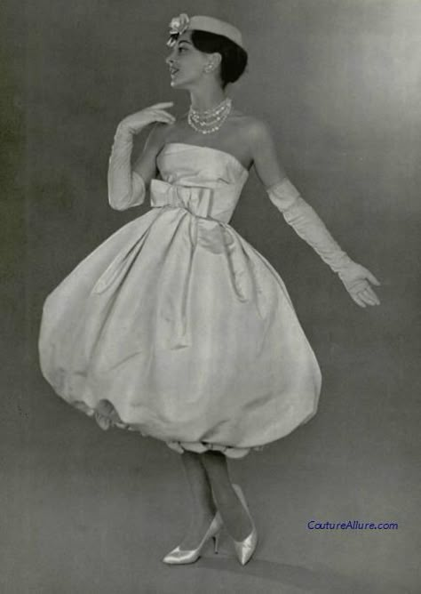 1958 - Yves Saint Laurent for Christian Dior Couture Bubble Dress 1959 Fashion, Cristobal Balenciaga, 50's Fashion, Jean Patou, Dior Collection, Cristóbal Balenciaga, Dior Dress, Fifties Fashion, Look Retro