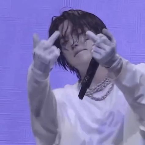 Yoongi Fingers, Suga Middle Finger Wallpaper, Bts Middle Finger, Suga Middle Finger, Jungkook Middle Finger, Min Yoongi Cute Pics, Yoongi Middle Finger, Middle Finger Meme, Middle Finger Picture