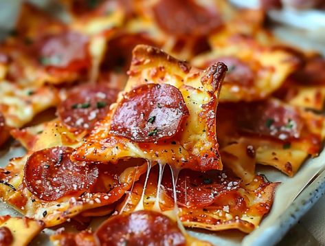 2 INGREDIENT PIZZA CHIPS Homemade Pizza Chips, Pizza Crisps, Pepperoni Appetizers Easy, Pizza Crostini, Pizza Chips Recipe, Pepperoni Snack Ideas, 2 Ingredient Pizza Chips, Pizza Appetizer, Baked Pepperoni Chips