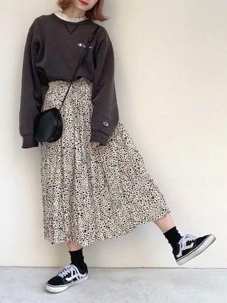 Style Skirt Outfits Hijab, Street Style New York, Rok Outfit, Hoodies Womens Fashion, Denim Shorts Outfit, Stile Hijab, Long Skirt Fashion, Frock Fashion, Cottagecore Outfits