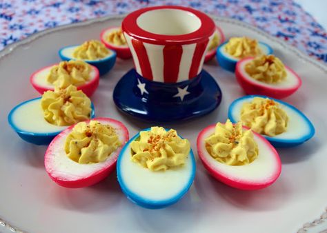 Patriotic Deviled Eggs - CRAZY good deviled eggs. Eggs, mayonnaise, vinegar, salt, dry mustard, pepper, onion and paprika. Dye the hard boiled eggs red and blue for a fun patriotic snack! Patriotic Snacks, Patriotic Food, Memorial Ideas, Fourth Of July Food, 4th Of July Celebration, 4th Of July Party, July Party, Happy 4 Of July, Deviled Eggs