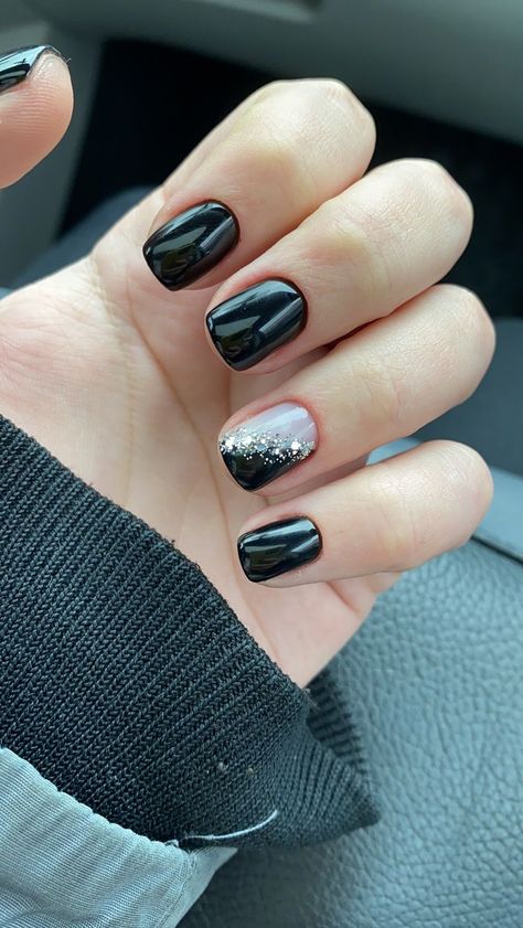 Black Gel Nails With Accent Nail, Pretty January Nails, Dipped Natural Nails Ideas, Navy And Silver Nails Acrylic, Black Gel Manicure Designs, Very Short Gel Nails Black, Gel Nails Ideas Short Black, Shiny Nail Ideas, Black Nails With Accent Nail Ring Finger