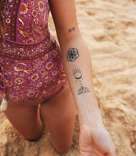 For yogis in particular, a tattoo can be a way to show their devotion to yoga, or help define, represent, and pay homage to their yoga practice. Bb Tattoo, Tattoos Small Simple, Unique Tattoos Black Women, Mindful Yoga, Tattoos Dragon, Inspiring Tattoos, Rose Flower Tattoos, Tattoos Black Women, Yoga Tattoos