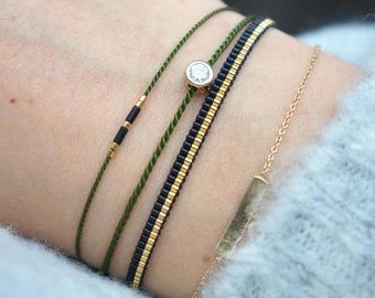 Friendship Bracelet String, Silk Cord Bracelet, Tiny Bead Bracelet, Bracelet String, Braided Bracelet Diy, Bracelet Miyuki, Beads Bracelet Design, Friendship Bracelets Diy, Gold Bead Bracelets