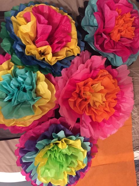 Mexican Tissue Paper Flowers, Fiesta Flowers, Mexican Paper Flowers, معرض فني, Tissue Paper Flowers Diy, Tissue Flowers, Fiesta Birthday Party, Mexican Birthday, Mexican Flowers