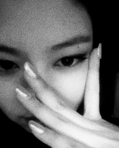 Celebrity Black And White Aesthetic, Jennie Icons Black And White, Blackpink Jennie Black And White, Jennie Black And White, Jennie Selfie, Nicki Minaj Quotes, Ruby Jane, Self Portrait Poses, Jairzinho