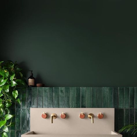 Bathroom Design Nature, Styling Bathroom, Concrete Bathroom Sink, Colourful Bathroom, Dark Green Bathrooms, Green Tile Bathroom, Powder Room Decor, Concrete Sink, Concrete Basin