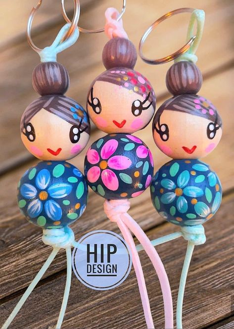 Dolls Handmade Diy, Wood Beads Diy, Clothespin Dolls, Clothes Pin Crafts, Easter Decorations Kids, Beaded Crafts, Easy Diy Art, Button Crafts, Wooden Dolls