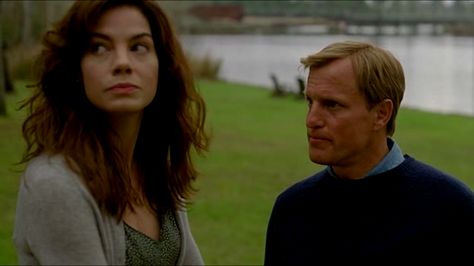 True Detective, Michelle Monaghan, Woody Harrelson. https://dellaseriecritica.wordpress.com Michelle Monaghan True Detective, True Detective Season 1, Woody Harrelson, Michelle Monaghan, Signs Of Life, True Detective, Call Of Cthulhu, Meryl Streep, Cthulhu