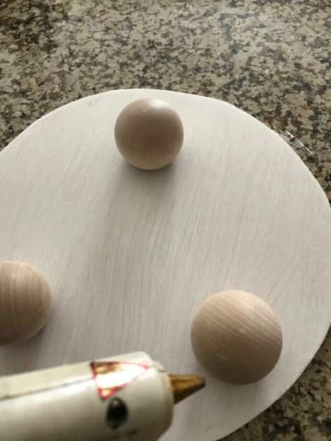 Wooden Rounds Crafts Diy, Wooden Ball Crafts, Diy Round Tray, Wooden Circle Crafts, Cricuit Joy, Round Wood Tray, Farmhouse Gallery Wall, Stove Burner Covers, Stove Burner