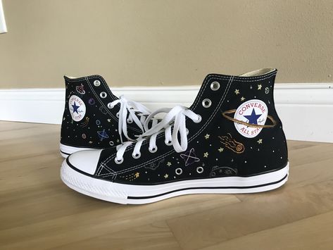 Converse Embroidery Stars, Space Converse, Gemma Core, Decorated Converse, Diy Converse, Converse Embroidery, Cute Converse Shoes, Converse Design, Painted Converse