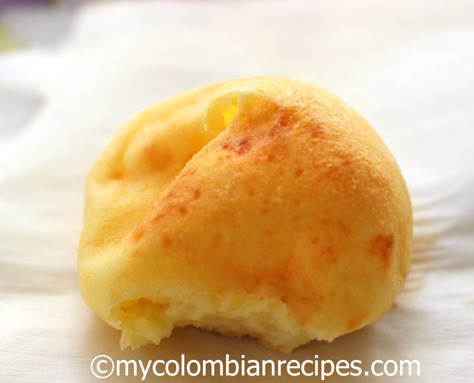 Pandebono (Colombian Cheese bread) Colombian Tamales, Colombian Bread, Cheese Arepas, Plantain Cake, Mallorca Bread, Columbian Recipes, Farmer Cheese, Colombian Dishes, Colombian Style