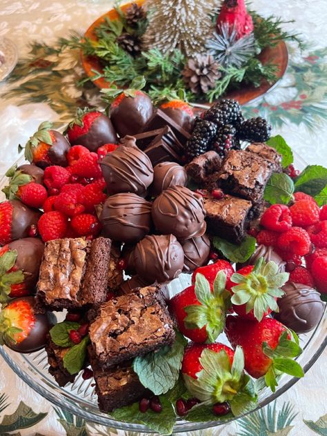 Delicious dessert tray with brownies, cake truffles, chocolate covered strawberries and fruit. Added some mint leaves, and pomegranate seeeds for decoration! Chocolate Covered Strawberries Platter, Fruit Chocolate Platter, Mini Dessert Board, Chocolate Covered Fruit Platter, Dessert Platter Ideas Party Trays, Dessert Trays For Party, Dessert Tray Ideas, Dessert Board Platter, Brownie Platter