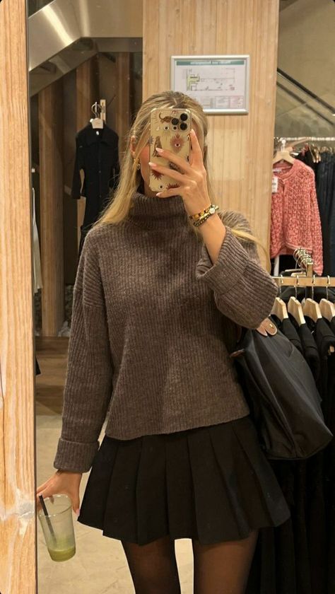 Outfit comfy Outfits With Pleated Skirts, Cute Professional Outfits, Trends 2025, European Outfit, Trendy Outfit Ideas, Winter Skirt Outfit, Winter Fashion Outfits Casual, Stylish Work Attire, Winter Outfit Inspiration