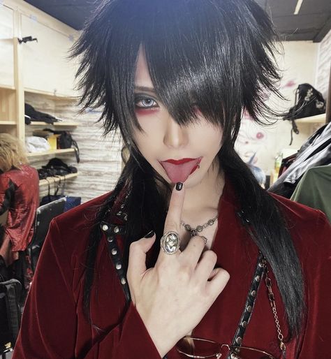 Vkei Makeup Masc, Visual Kei Makeup Ideas, Vkei Mullet, Visual Kei Haircut, Mako Kakumay, Vkei Hairstyles, Vkei Make Up, Male Gyaru, Vkei Pfp