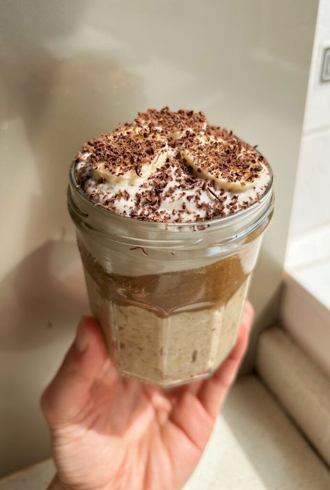 Banoffee Overnight Oats Yummy Overnight Oats, Night Oats, Date Caramel, Chocolate Overnight Oats, Oat Recipes Healthy, Breakfast Yummy, Overnight Oats Recipe Healthy, Overnight Oats Healthy, Banoffee Pie