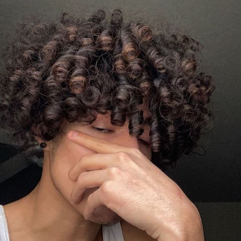 3b Curly Hairstyles Men, Type 3b Curly Hair Hairstyles Men, Brown Highlights On Black Hair Men Curly, Light Brown Curly Hair Men Black, 3b Curly Hair Men, Mixed Race Guys Curly Hair, Afro Hair Dye, Black Hair With Brown Highlights, 3b Curly Hair