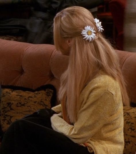 Yellow Sweater Outfit Aesthetic, Phoebe Buffay Style, Yellow Sweater Outfit, Flower Cardigan, Phoebe Buffay, Yellow Outfit, Rachel Green, Friend Outfits, Yellow Sweater