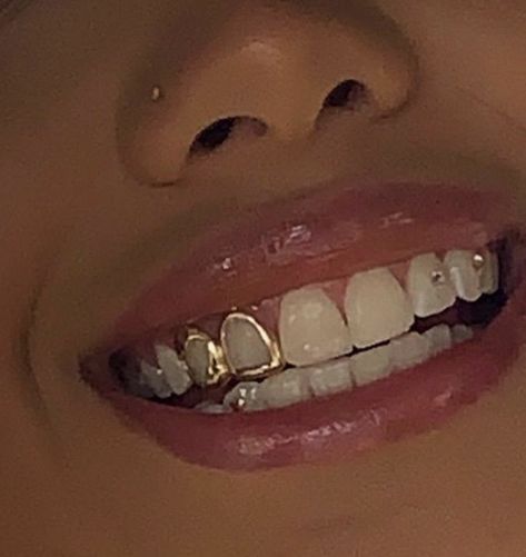 Grillz Aesthetic, Tooth Gems Ideas, Smile Tips, Girl Grillz, Teeth Aesthetic, Pretty Teeth, Dental Jewelry, Grillz Teeth, Windows To The Soul