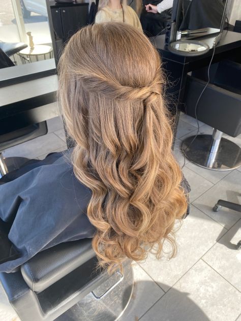 Hair Styles Grad, Prom Hairstyles With Barrettes, Fancy Hair Aesthetic, Prom Medium Length Hairstyles, Prom Hair For Thick Hair, Curly Down Prom Hairstyles, Prom Hairstyles From Front View, Light Curls Prom Hair, Hoco Hair Ideas Simple