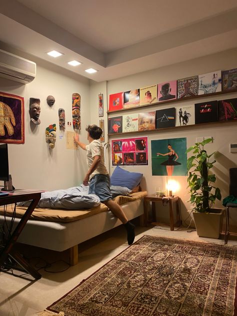 Vinyl Room Aesthetic, Sneakerhead Room, Diy Room Decor For Teens, Chill Room, Deco Studio, Retro Room, Future Apartment Decor, Room Redesign, Pinterest Room Decor